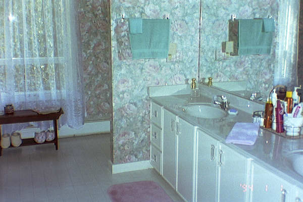 Hbathroom.jpg (36825 bytes)